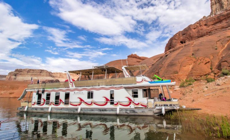 One of the things to do on vacation in Arizona is stay on a houseboat on Lake Powell.