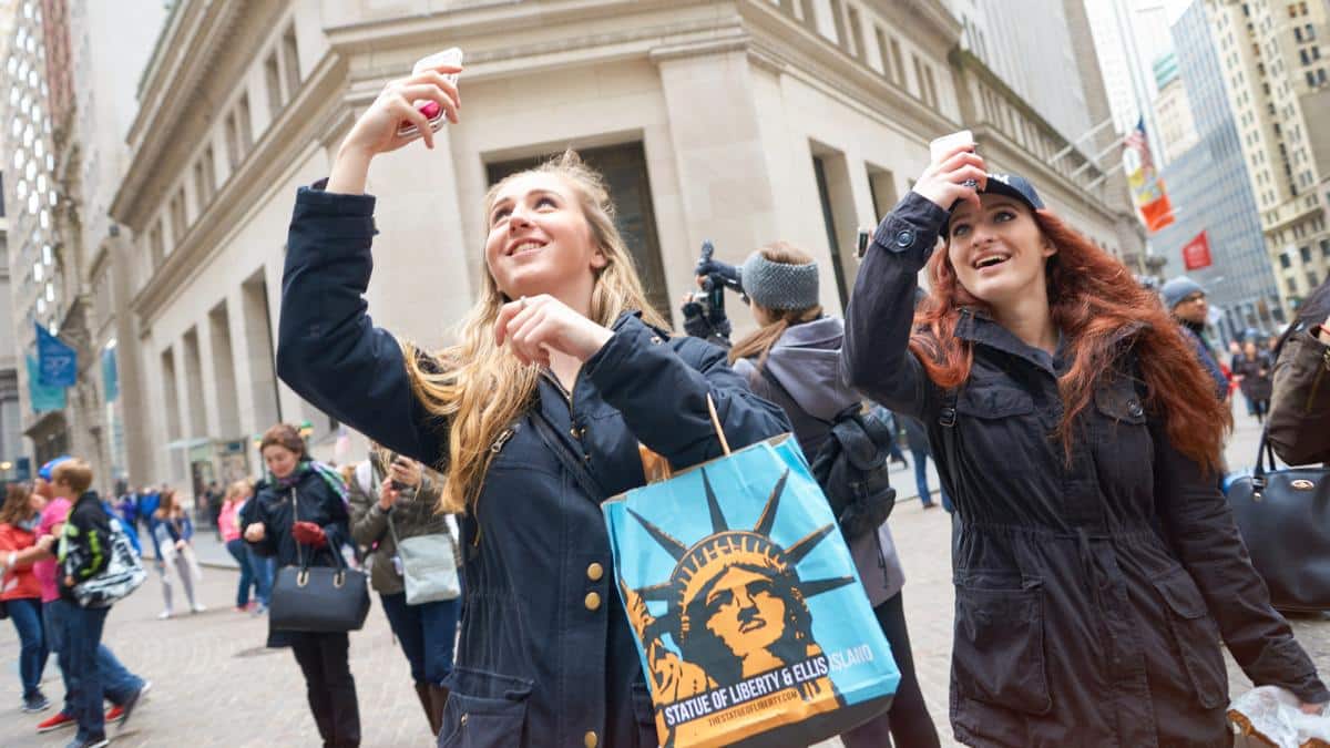 girls tourists in New York