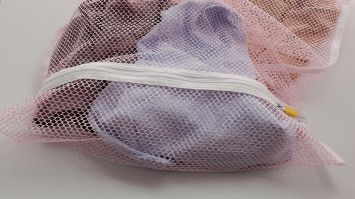 bungoume-Nets-laundry-bag-for-washing-clothes-in-washing-machine-on-white-background.png