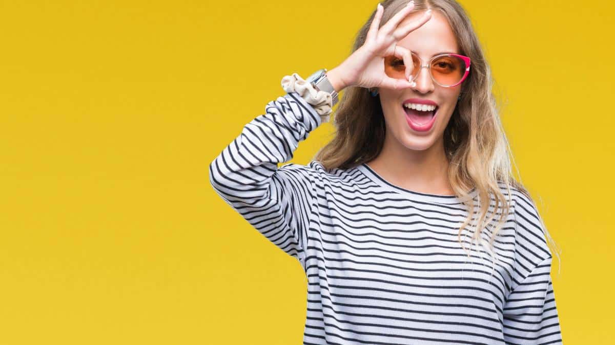 woman ok sign
