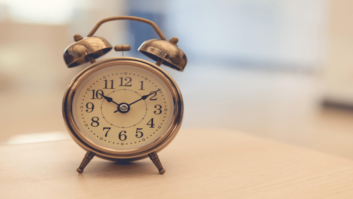 Mckyartstudio - Retro alarm clock on table on office background